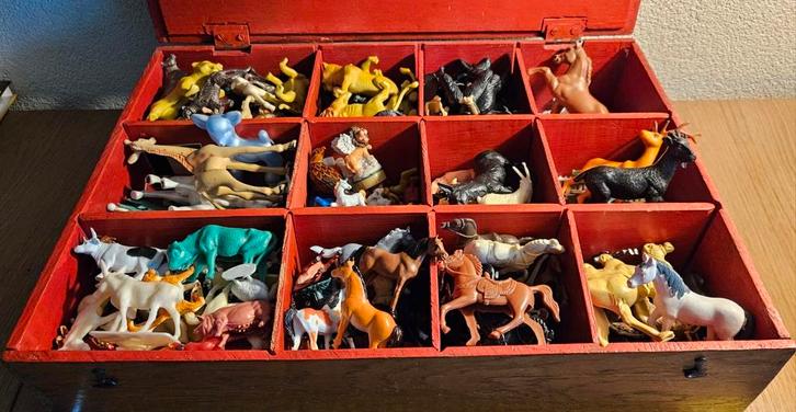 Schatkist hout 12 vaks vol plastic dieren jr.'60:1 koop Sint, Verzamelen, Poppetjes en Figuurtjes, Zo goed als nieuw, Ophalen of Verzenden