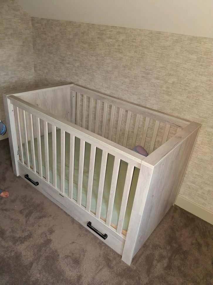 Prachtig robuust bedje en commode van merk kidsmill grijs, Kinderen en Baby's, Kinderkamer | Complete kinderkamers, Zo goed als nieuw