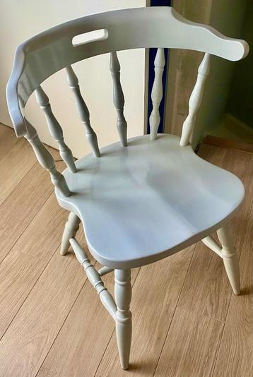 houten stoel beschikbaar voor biedingen