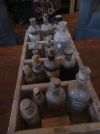 oud HOUTEN KISTJE + ca. 19 antieke APOTHEKERSFLESJES, Ophalen