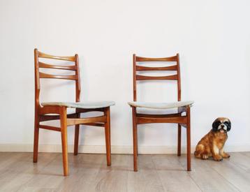 2 houten vintage stoelen. Mid Century retro eetkamerstoel beschikbaar voor biedingen