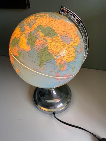 Wereldbol lamp beschikbaar voor biedingen