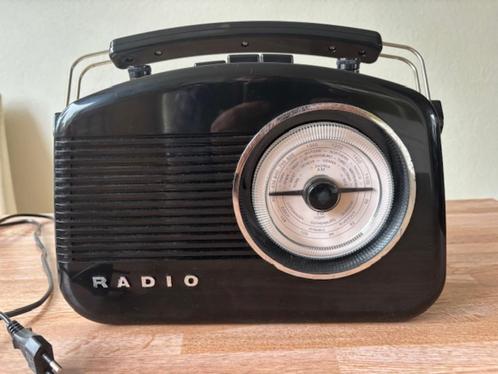 Portable Retro radio FM / AUX / AM /  zwart / werkt perfect, Audio, Tv en Foto, Radio's, Zo goed als nieuw, Transistorradio, Ophalen of Verzenden