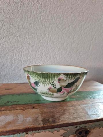 Vintage Schaal met kip en Haan Motief beschikbaar voor biedingen