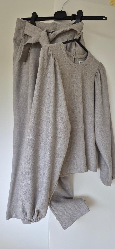 Wollen broekpak, tweedelig, Kleding | Dames, Blouses en Tunieken, Zo goed als nieuw, Maat 38/40 (M), Beige, Ophalen of Verzenden