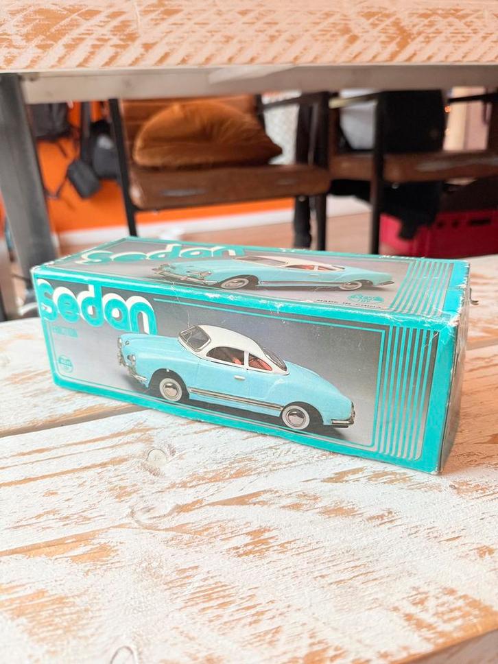 Sedan MF 743 friction auto met doos, VW Karmann Ghia model, Hobby en Vrije tijd, Modelauto's | Overige schalen, Zo goed als nieuw