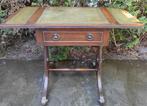 Bevan Funnell mahoniehouten bijzettafel met groen leren blad, 45 tot 60 cm, Minder dan 55 cm, Gebruikt, Klassiek