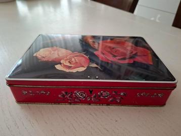 vintage rood blik met rozenafbeelding zonder sleuteltje beschikbaar voor biedingen