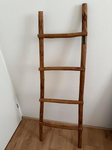 Houten rekje beschikbaar voor biedingen