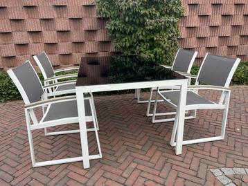 Tafel wit met zwart glasplaat en 4 stoelen beschikbaar voor biedingen
