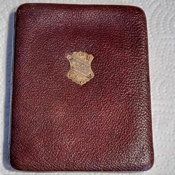 Mooie leren sigarenetui met gouden naamplaatje, ca. 1890. beschikbaar voor biedingen