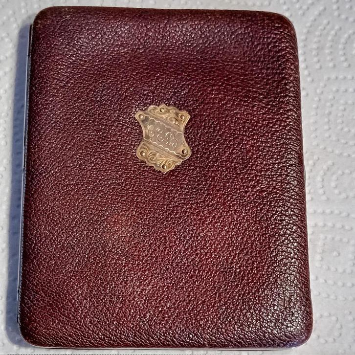 Mooie leren sigarenetui met gouden naamplaatje, ca. 1890., Antiek en Kunst, Antiek | Goud en Zilver, Goud, Verzenden