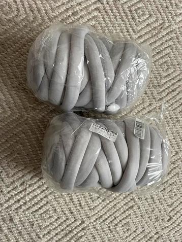 1 kg lichgrijs tubegaren / tubeyarn beschikbaar voor biedingen