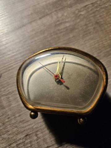 Heel leuke jaren 50/60 metalen tafelwekker (retro) in werken beschikbaar voor biedingen