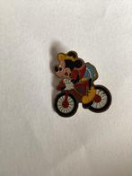 Mickey Mouse Wielrenner Speldje Walt Disney, Ophalen of Verzenden, Gebruikt, Figuurtje, Speldje of Pin