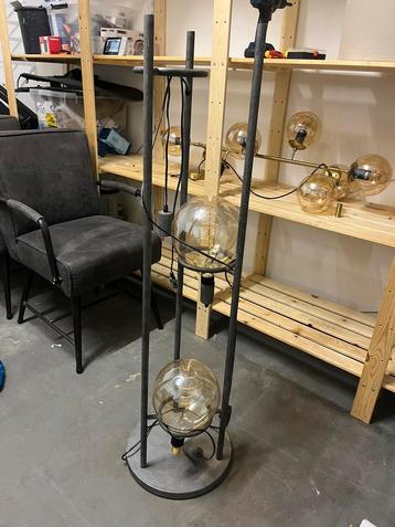 Mooie staande lamp met grote bollen (lampen)