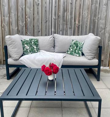 Complete loungeset + tafel & & stoel met wasbare kussens beschikbaar voor biedingen