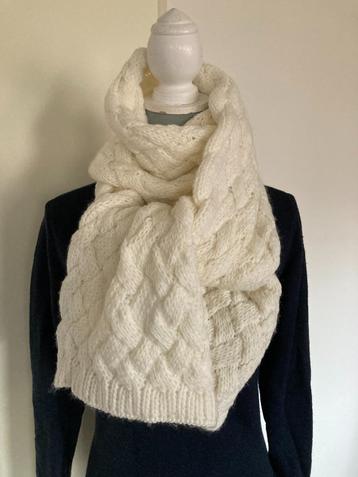 Crèmekleurige sjaal beschikbaar voor biedingen