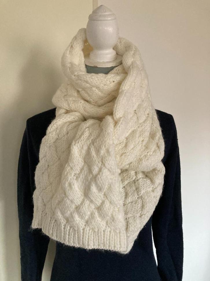 Crèmekleurige sjaal, Kleding | Dames, Mutsen, Sjaals en Handschoenen, Gedragen, Sjaal, Maat 46/48 (XL) of groter, Ophalen of Verzenden