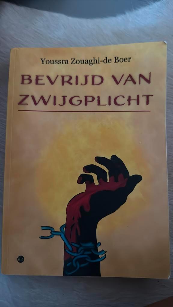 Youssra Zouaghi - de Boer - Bevrijd van zwijgplicht, Boeken, Overige Boeken, Zo goed als nieuw, Ophalen of Verzenden