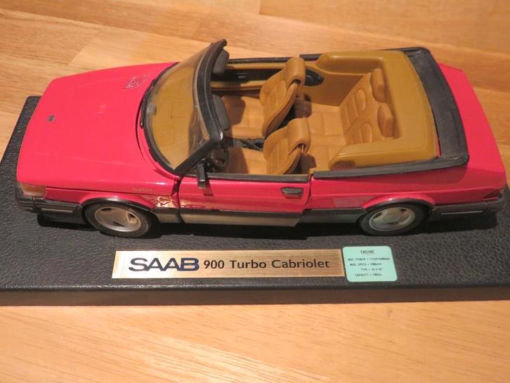 Saab 900 cabriolet 1/18   en  Folders 50 jaar Saab., Hobby en Vrije tijd, Modelauto's | 1:18, Zo goed als nieuw, Overige typen