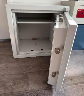 Zeer degelijke ruime zware kluis brandkast met 2 sleutels beschikbaar voor biedingen
