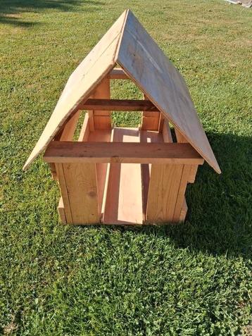 Koeienstal met koeien en een trekker beschikbaar voor biedingen