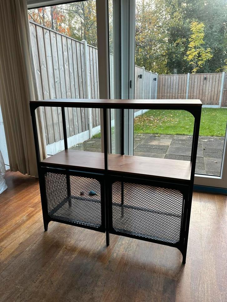 IKEA FJÄLLBO Stellingkast, Huis en Inrichting, Kasten | Dressoirs, Gebruikt, 100 tot 150 cm, 25 tot 50 cm, Met deur(en), Met plank(en)