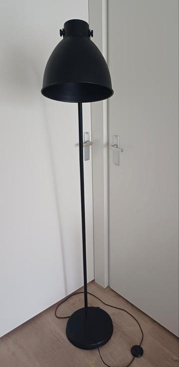Staande lamp in matzwart, puntgaaf! beschikbaar voor biedingen