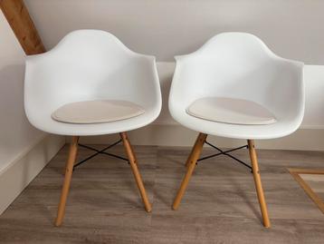 2 Witte kuipstoelen met houten poten beschikbaar voor biedingen