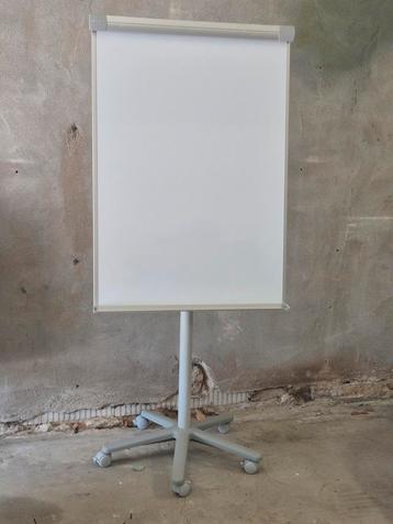 Flipover whiteboard op wielen verrijdbaar beschikbaar voor biedingen