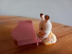 Sylvanian families babykonijn/roze piano, Verzamelen, Poppenhuizen en Toebehoren, Ophalen of Verzenden, Zo goed als nieuw, Popje