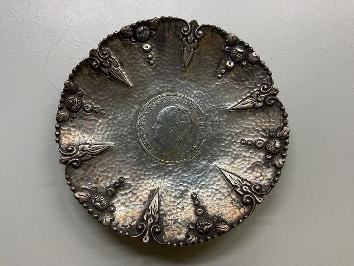 Zilveren bonbonschaal met Wilhelmina rijksdaalder 1930, Antiek en Kunst, Antiek | Schalen, Ophalen of Verzenden
