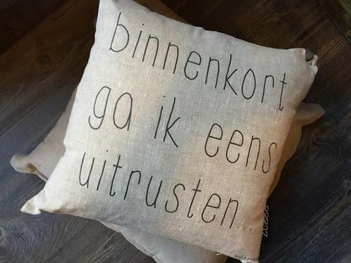Kussen van Zusss “binnenkort ga ik eens uitrusten” 42x42 cm, Huis en Inrichting, Woonaccessoires | Kussens, Nieuw, Beige, Vierkant