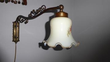 Antieke koperen hanglamp-glaskap die 180 graden kan zwenken