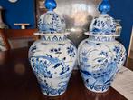 Twee blauw-witte vazen met deksel, Ophalen