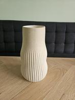Vaas curvy zand, Huis en Inrichting, Woonaccessoires | Vazen, Overige kleuren, Aardewerk of Porselein, Nieuw, Ophalen of Verzenden