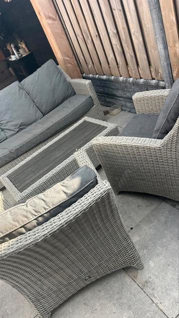 Loungeset, bank 2 stoelen en tafel beschikbaar voor biedingen