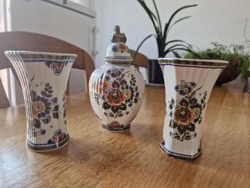 Set van 3 Handgemaakte Delfts Polychrome Vazen en Pot – Holl beschikbaar voor biedingen