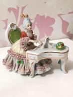 ORIGINAL DRESDEN KANTPORSELEINEN ART-miniatuur beeldje, Ophalen of Verzenden, Gebruikt, Mens