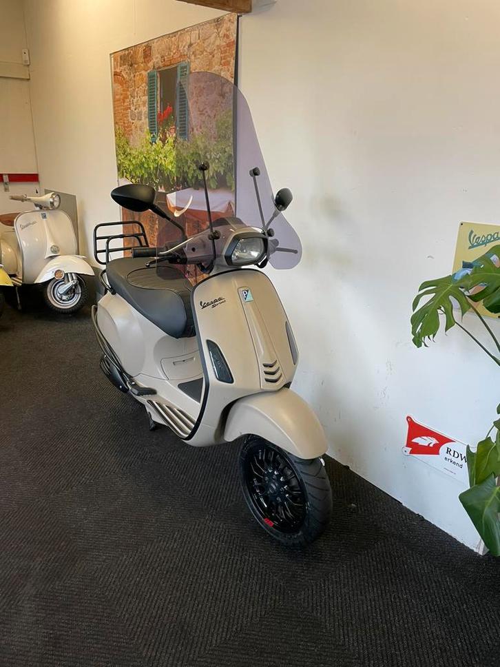 Vespa Sprint 50 4T // 2018 // Desert Sand // Brom 45 KM, Fietsen en Brommers, Scooters | Vespa, Zo goed als nieuw, Overige modellen