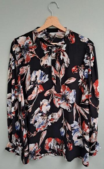 Zwarte blouse met bloemenprint  beschikbaar voor biedingen