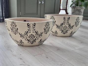 Hele mooie , grote ovalen bloempotten beschikbaar voor biedingen