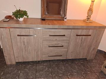 Mooie Dressoir met Lades en Deuren beschikbaar voor biedingen