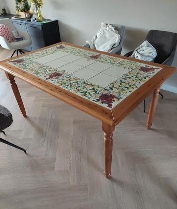 Mooie degelijke tafel met decoratief tegelwerk -ca.1,60-1,00 beschikbaar voor biedingen