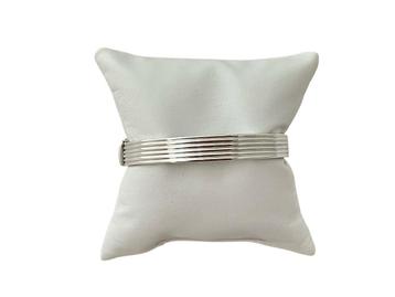 Met strakke lijnen bewerkte zilver bangle slavenband B 10 mm beschikbaar voor biedingen