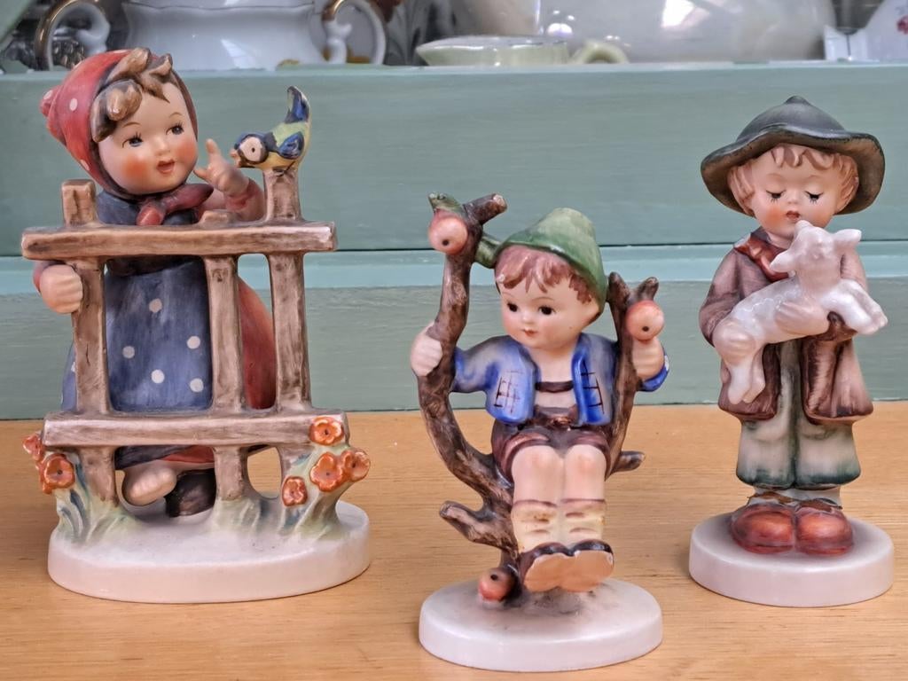 3 Hummel Beeldjes - Jongen met Schaap (licht beschadigd), Ophalen of Verzenden