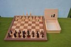 Vintage houten schaakbord met schaakstukken in houten kist, Een of twee spelers, Ophalen of Verzenden, Gebruikt