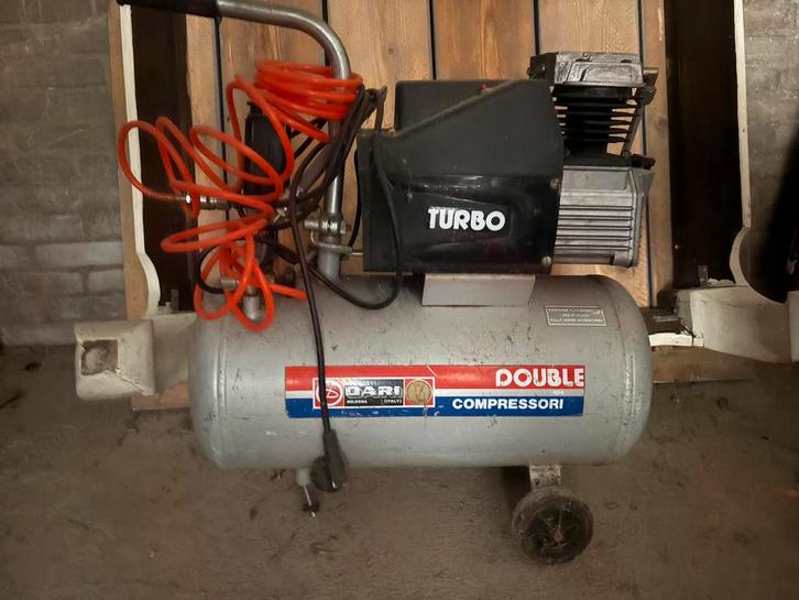 Te koop aangeboden is deze Dari Double Turbo compressor, Doe-het-zelf en Verbouw, Compressors, Gebruikt, 6 tot 10 bar, 25 tot 100 liter