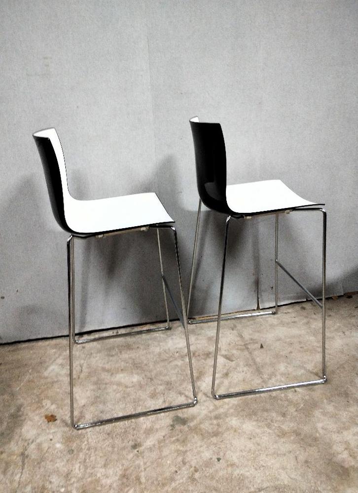 Arper Catifa 46 barstoel hoge kruk wit-zwart, Huis en Inrichting, Barkrukken, Zo goed als nieuw, 60 tot 90 cm, Kunststof, 2 krukken